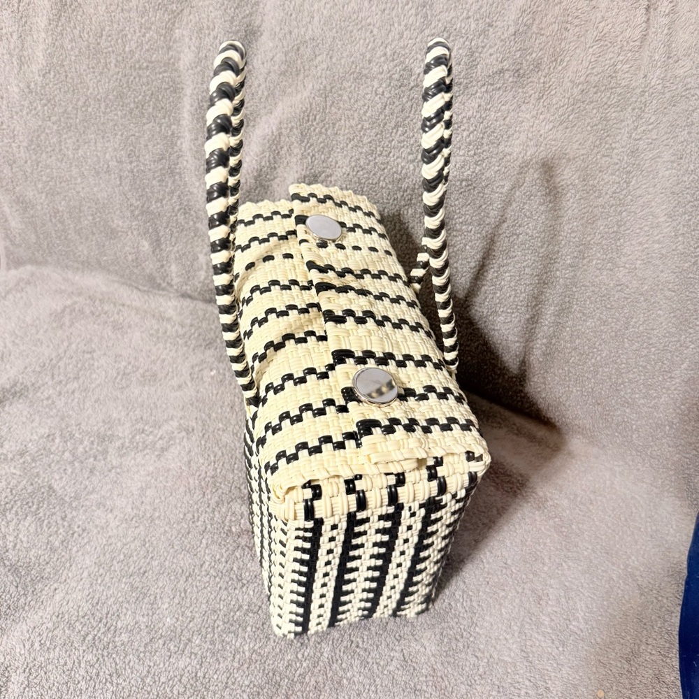 New Handwoven plastic bag, magnetic clasp, waterproof and hand washable,Chic! - Picture 4 of 10